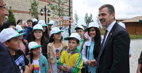 Türk Dünyası Çocuk Şöleni için ülkeye gelen çocuklar Vialand’da eğlendi