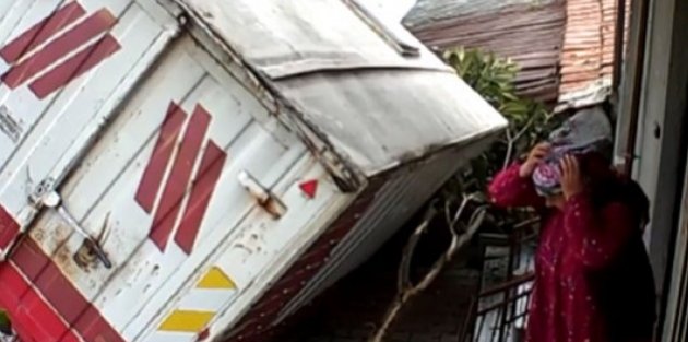 Sultangazi'de virajı alamayan kamyonet 2 katlı bir eve girdi!