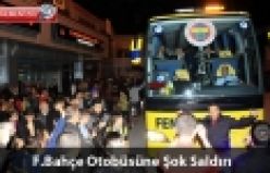 Kayseri'de F.Bahçe otobüsüne şok saldırı.Fenerbahçe kafilesi Kayserispor'da saldırıya uğradı. Bir grup taraftar otobüse taşlar ile saldırdı.