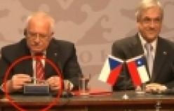 Çek Cumhuriyeti Cumhurbaskanı Vaclav Klaus kameralar önünde bir skandala imza attı. Klaus, mevkidaşıyla birlikte anlaşma imzaladığı kalemi cebe indirdi.