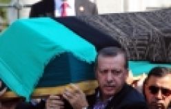 Erdoğan Annesi için camide Kur'an okudu Başbakan Recep Tayyip Erdoğan Annesi için camide Kur'an okudu Tenzile Erdoğan Başbakan Erdoğan annesinin mevlidinde kuran okudu 