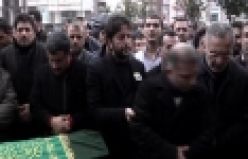 Bülbül'ün cenazesinde Nihat Doğan şov Önceki gün otel odasında ölü bulunan ve dün toprağa verilen şarkıcı Azer Bülbül'ün cenaze töreninde Nihat Doğan'ın hareketleri dikkat çekti.
