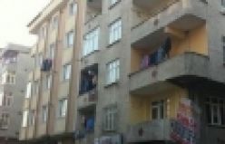 Gaziosmanpaşa'da Balkon Dehşeti !Hamile eşini balkondan attı İzle    Gaziosmanpaşa'da beşinci çocuğuna 9 aylık hamile olan Birgül Avcı, 17 yıllık eşi tarafından dövüldükten sonra kaçtığı ikinci kattaki evlerinin balkonundan itilerek, atıldı. 