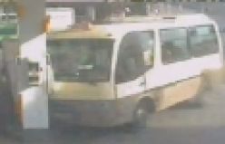 Sultangazi’de sürücüsünün direksiyon hakimiyetini kaybettiği yolcu minibüsü benzin istasyonuna dalarak benzin pompasına çarptı