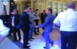Rusya Devlet Başkanı Medvedev, Gorgi rezidansında Amerikan parçası eşliğinde diskotek dansı yaparak etrafındaki gençlere adeta taş çıkarttı.