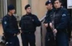 Gaziosmanpaşa'da çeşitli adreslere, Özel Harekat polislerinin de katıldığı, hava destekli operasyon gerçekleştirildi. 