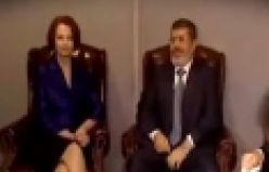 BU OLAY CANLI YAYINDA OLDU Mısır Devlet Başkanı Muhammed Mursi Birleşmiş Milletler Genel Kurulu toplantısında yaptığı 'ayarlamalar' alay konusu oldu...