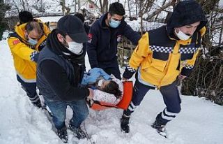 Sultangazi'de ambulans karlı yolda kaldı; Sağlıkçılar...