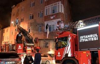 Gaziosmanpaşa'da bina yangını: 12 kişiyi...