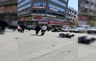 Sultangazi'de motosikletle otomobilin çarpıştığı...