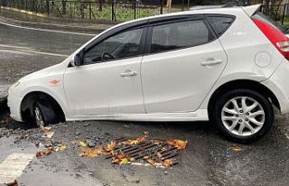 Gaziosmanpaşa'da yağmurda yol çöktü, otomobil...
