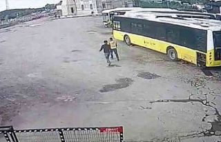 Arnavutköy'de 2 kişi park halindeki otobüslerin...