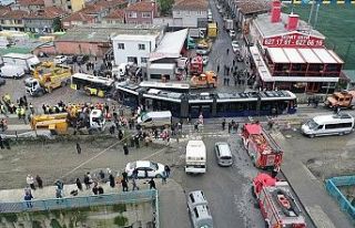 Eyüpsultan'da tramvay ile İETT otobüsü çarpıştı:...