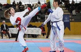 Gaziosmanpaşa'da okullar arası karate müsabakaları...