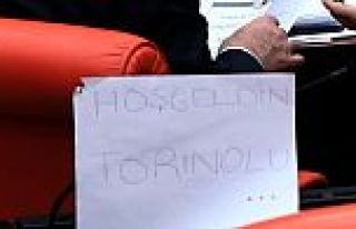 AK Parti sıralarında 'Hoşgeldin Torinolu' yazısı