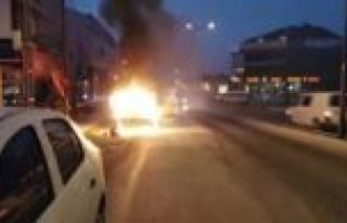 Arnavutköy'de servis minibüsü alev alev yandı.