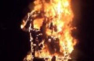 Atatürk heykelini yaktılar