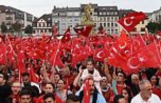 Avrupalı Türkler meydanlara çıkıyor