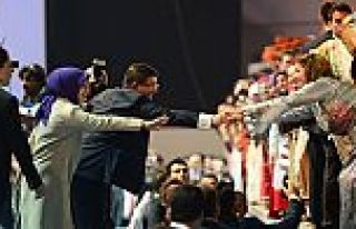 Başbakan Davutoğlu kongre merkezinin önünde konuştu
