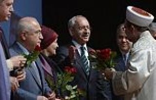 Başbakan ile Kılıçdaroğlu’nun gül jesti