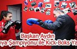 Başkan Aydın, Dünya Şampiyonu ile Kick Boks Yaptı