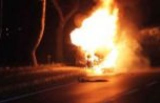 Bayrampaşa'da, otogazlı bir otomobil alev alev yandı