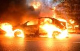 Bayrampaşa'da Otomobil Alev Alev Yandı