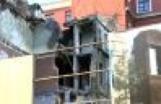 Beyoğlu'nda bina çöktü: 4 kişi enkazın altında