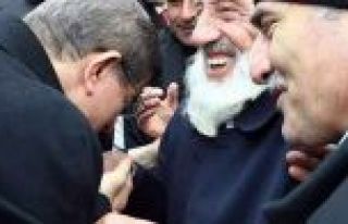 Davutoğlu'na el öptüren dede konuştu