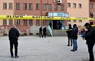 Diyarbakır'da okul bahçesine bomba attılar