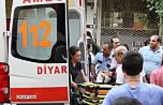 Diyarbakır'da polislere saldırı: 3 polis yaralı!