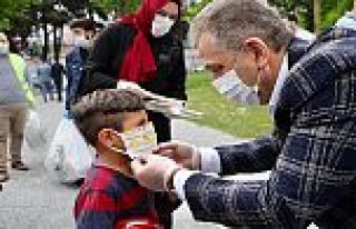 Gaziosmanpaşa’da Çocuklara Kitap ve Maske Dağıtıldı
