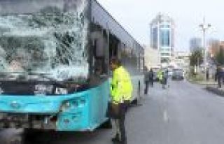 Gaziosmanpaşa'da halk otobüsüyle otomobil çarpıştı