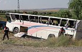 İşçileri taşıyan otobüs devrildi: 33 yaralı