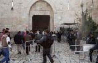 İsrail Kudüs'ün ana giriş kapısına bariyerler...