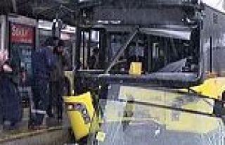 İstanbul'da kaza! Metrobüs seferleri aksadı
