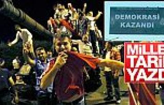 İstanbul'daki panolarda demokrasi kazandı yazısı