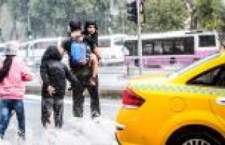 İstanbul'u 'çok hücreli fırtına' vurdu