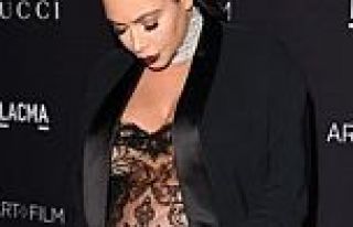 Kim Kardashian'dan dekolte hamile kıyafeti
