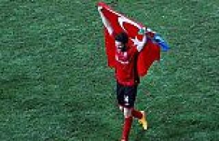 Maçtan sonra Türk bayrağıyla tur attı!