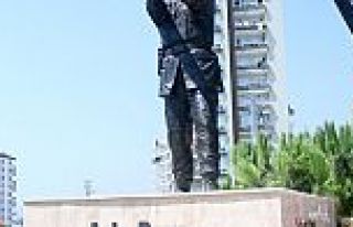 Mersin'de Ömer Halisdemir'in anıt heykeli açıldı