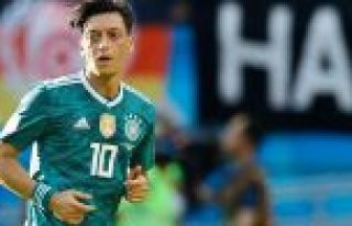 Mesut Özil'in kararı Almanya'daki tartışmaları...