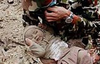 Nepal'deki depremden bir bebek 22 saat sonra sağ...