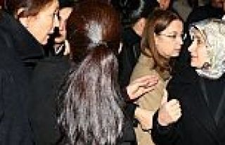 Sare Davutoğlu Özgecan'ın ailesini ziyaret etti