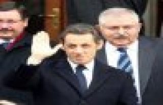 Sarkozy'i ağzında sakız çiğneyerek uğurladı