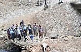 Şemdinli'de PKK köprüyü yıktı halk yenisini...