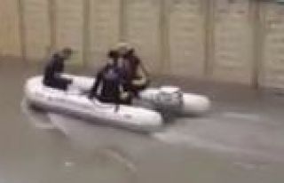 Silivri'de mahsur kalanlar botlarla kurtarılıyor