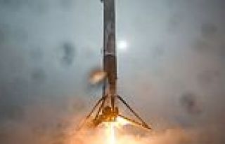 SpaceX'in roketi iniş sırasında devrilerek patladı!