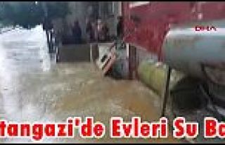 Sultangazi'de Evleri Su Bastı