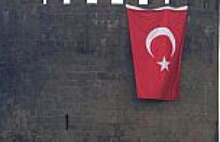 Sur Kalesi'ne dev Türk bayrağı asıldı